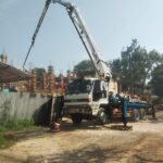 Concrete pump standar sedang digunakan dalam proyek pengecoran Kolom rumah tinggal 2 lantai
