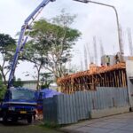 Concrete pump standar sedang digunakan dalam proyek pengecoran rumah tinggal 2 lantai
