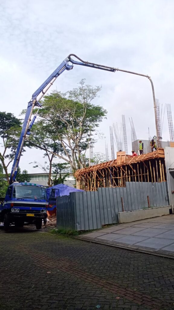 Concrete pump standar sedang digunakan dalam proyek pengecoran rumah tinggal 2 lantai