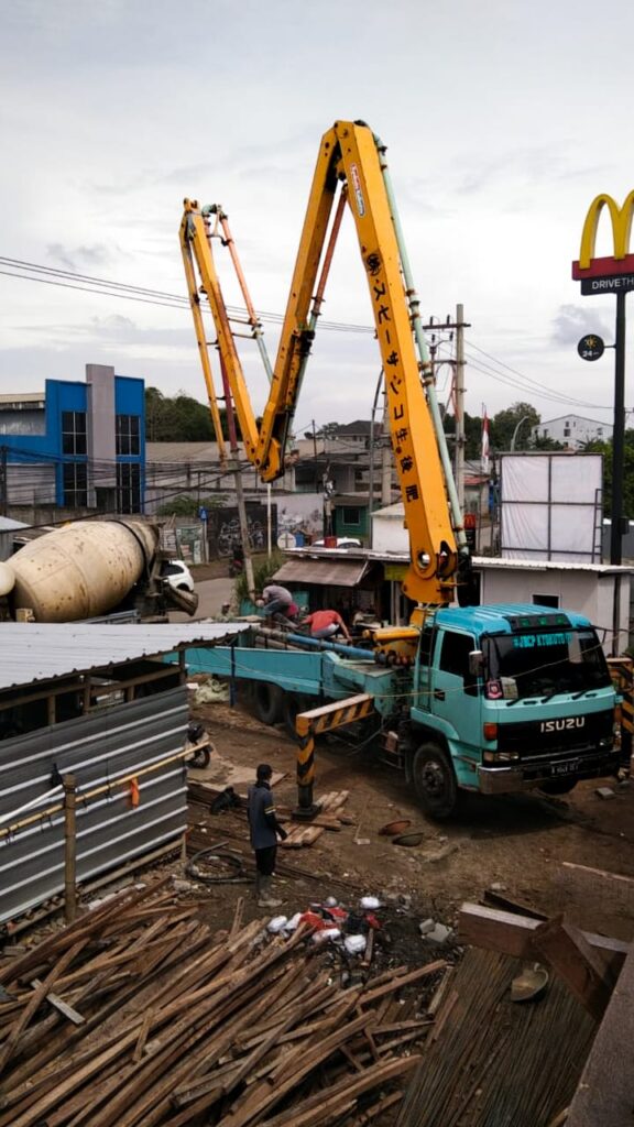 Pompa beton long boom digunakan untuk proyek pembangunan bertingkat
