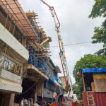 Concrete pump standar sedang digunakan dalam proyek pengecoran rumah tinggal 3 lantai