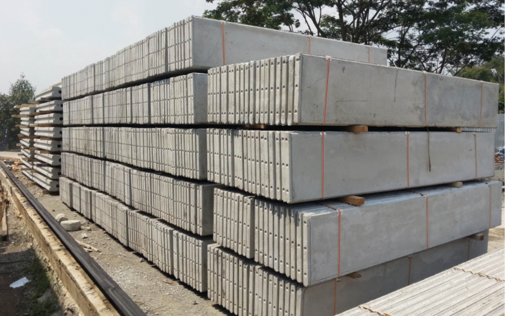 Tumpukan pagar panel beton siap kirim untuk proyek konstruksi di wilayah Jabodetabek dan sekitarnya